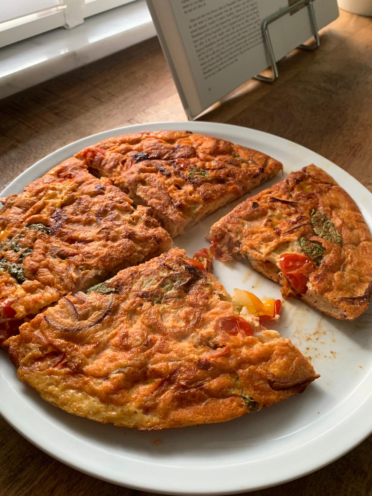 Je bekijkt nu Omelet met tomaten en basilicum