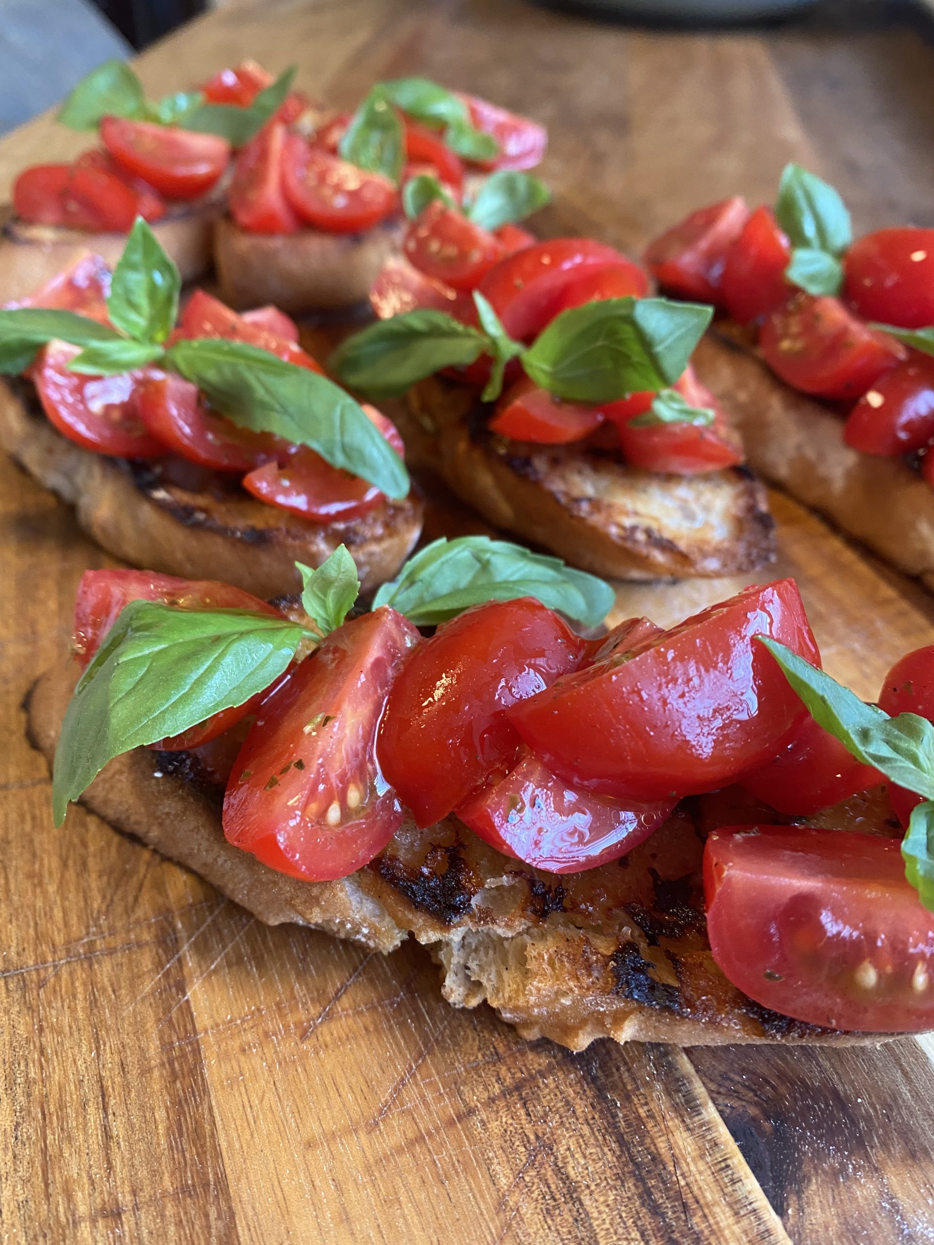 Je bekijkt nu Geroosterd brood met cherrytomaten