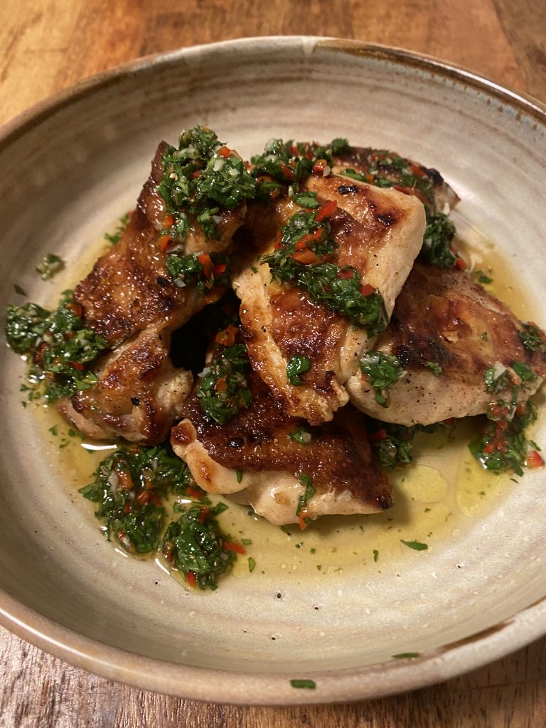 Lees meer over het artikel Gegrilde kippendijen met chimichurri