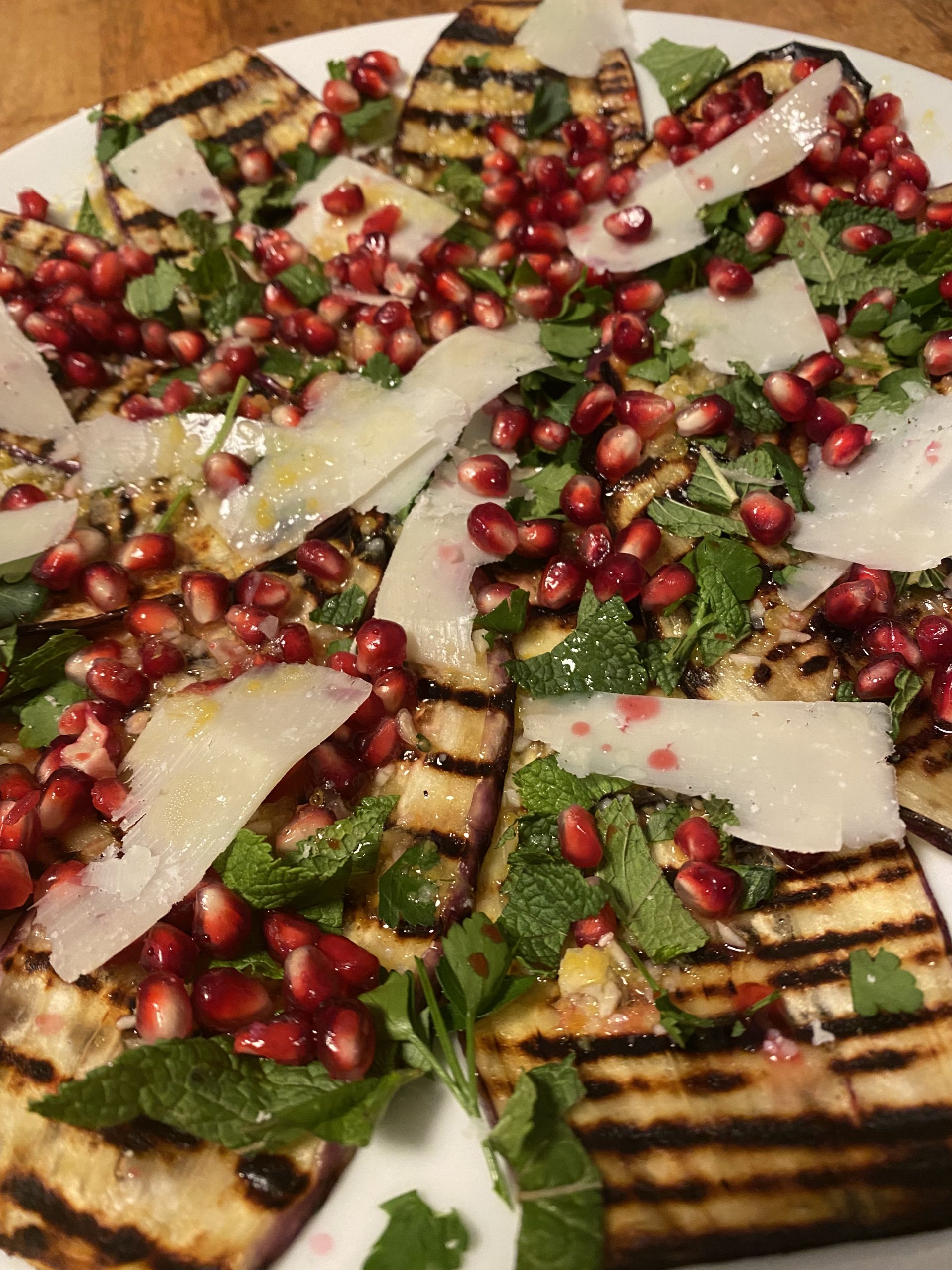 Je bekijkt nu Salade van gegrilde aubergine en granaatappel