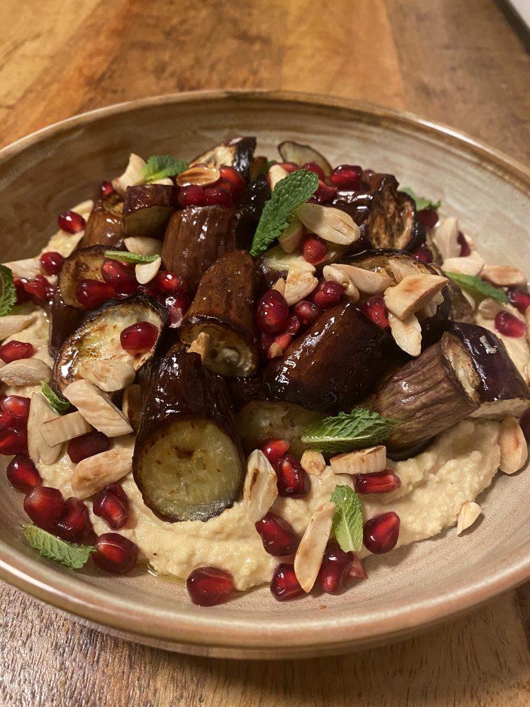 Lees meer over het artikel Geroosterde aubergine met hummus en granaatappel