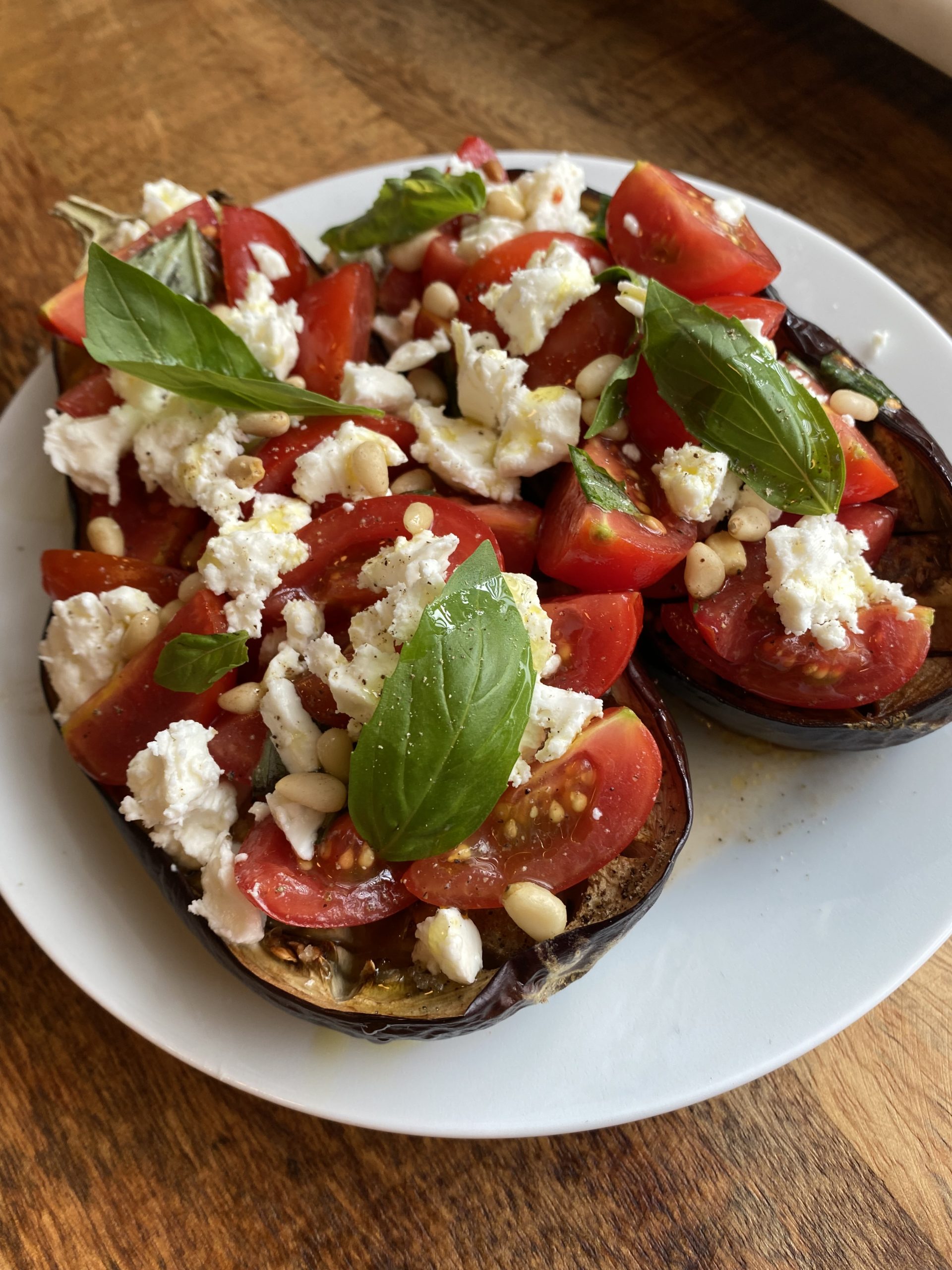 Je bekijkt nu Gevulde aubergine met cherrytomaten en feta