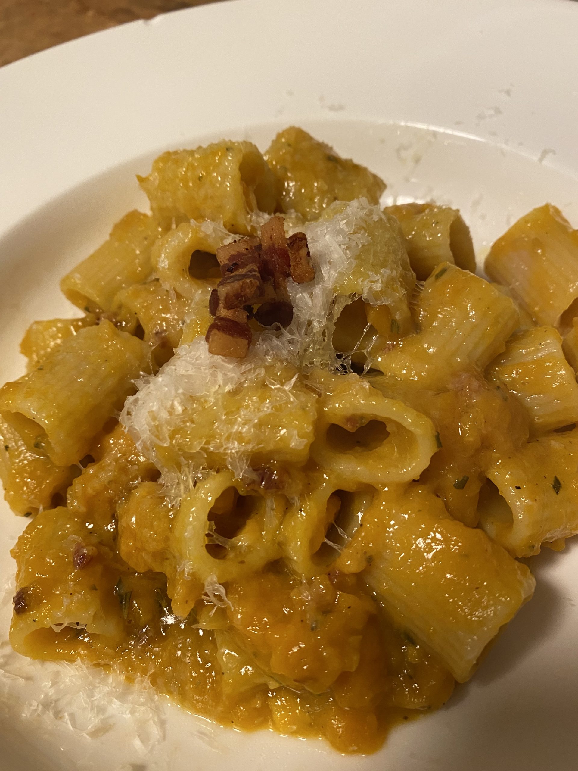 Je bekijkt nu Mezze rigatoni met pompoen en pancetta