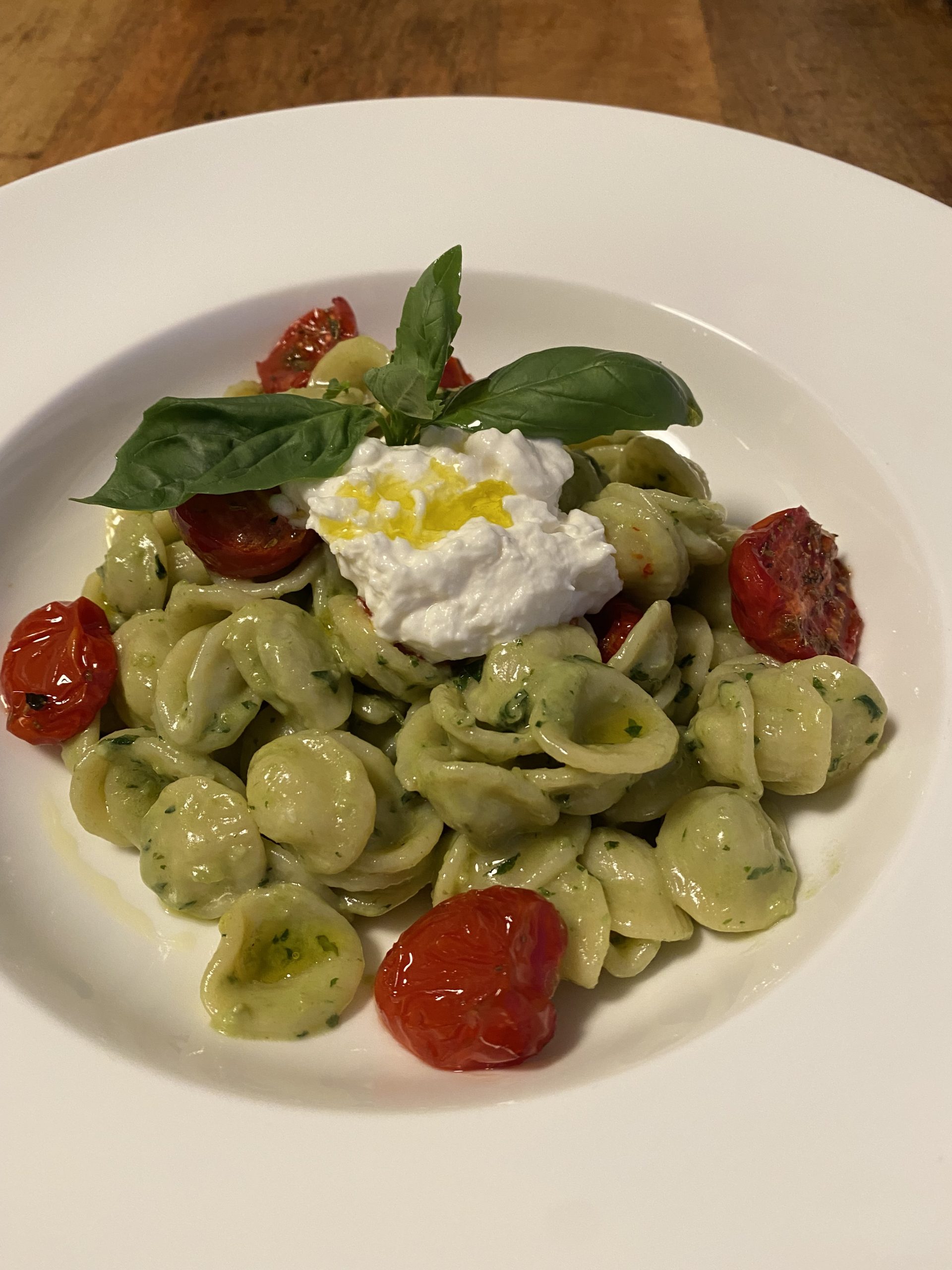 Je bekijkt nu Orecchiette met burrata, geroosterde cherrytomaten en pesto