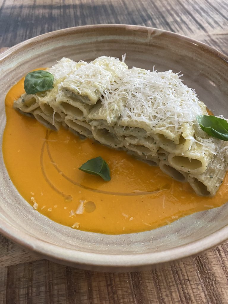 Lees meer over het artikel Rigatoni met pesto van aubergine en cherrytomaten