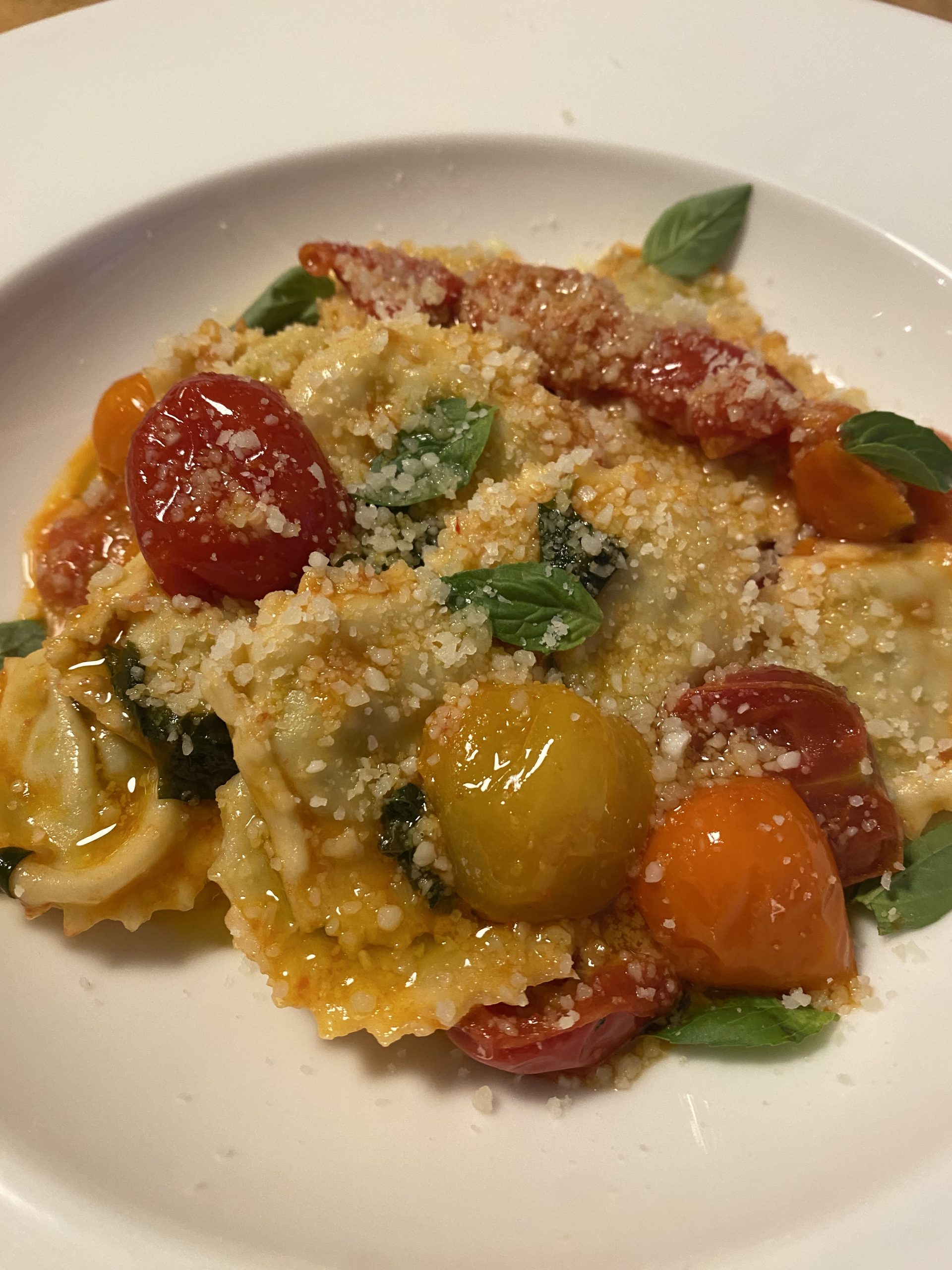 Je bekijkt nu Ravioli met tomaten en mozzarella