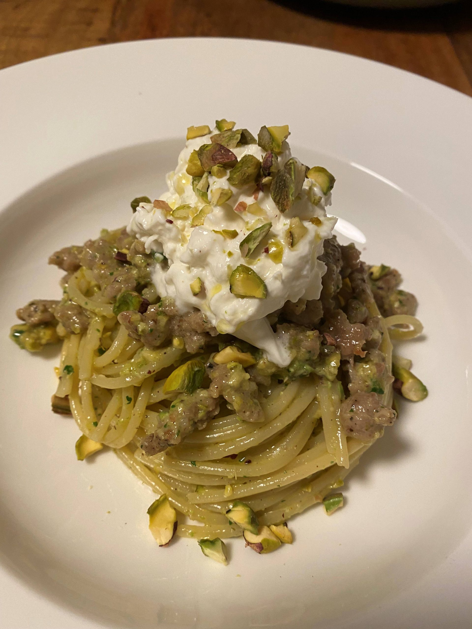 Je bekijkt nu Spaghetti met pistache, worst en stracciatella