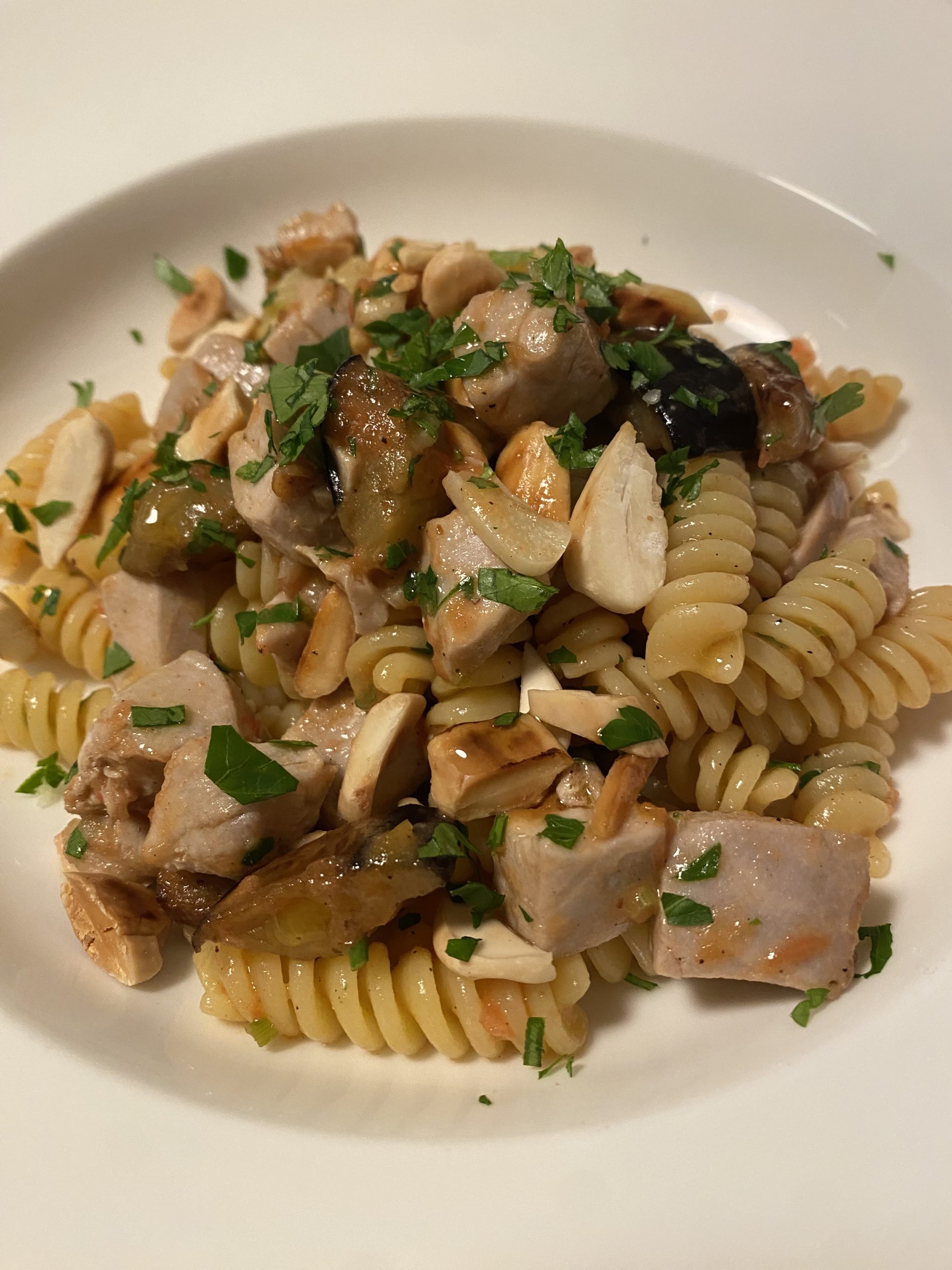 Je bekijkt nu Fusilli met verse tonijn, aubergine en amandelen