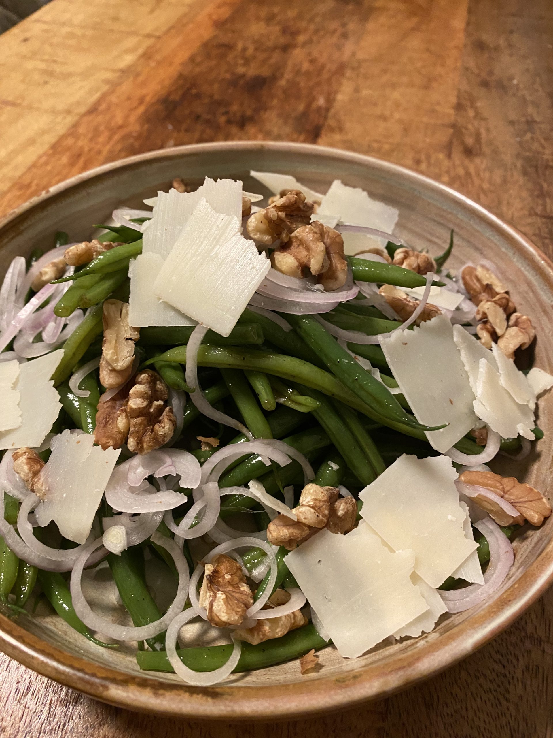 Je bekijkt nu Sperziebonensalade met walnoot en pecorino