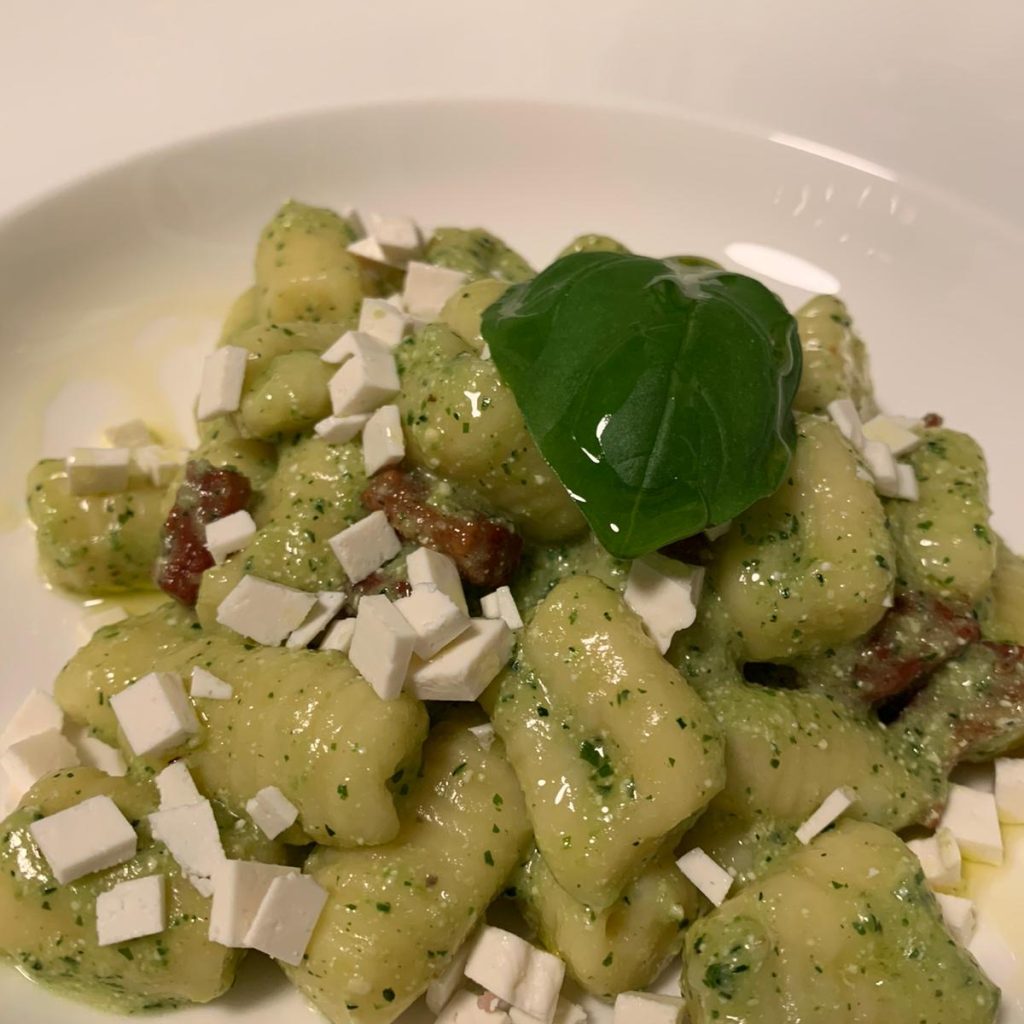 Gnocchi con pesto di zucchine