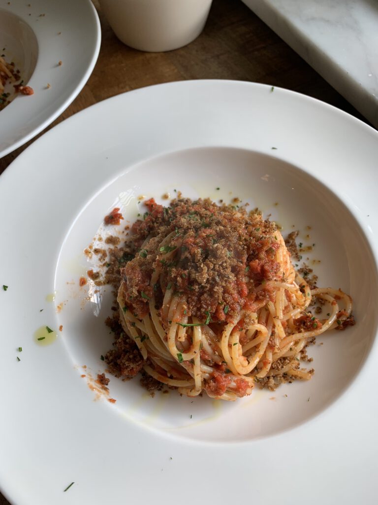 Lees meer over het artikel Spaghetti met ansjovis en broodkruim