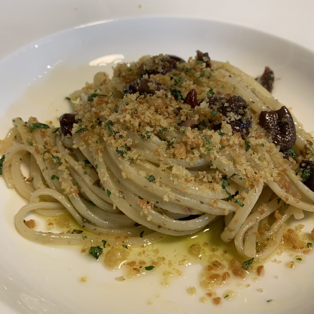 Linguine con acciughe, capperi e olive