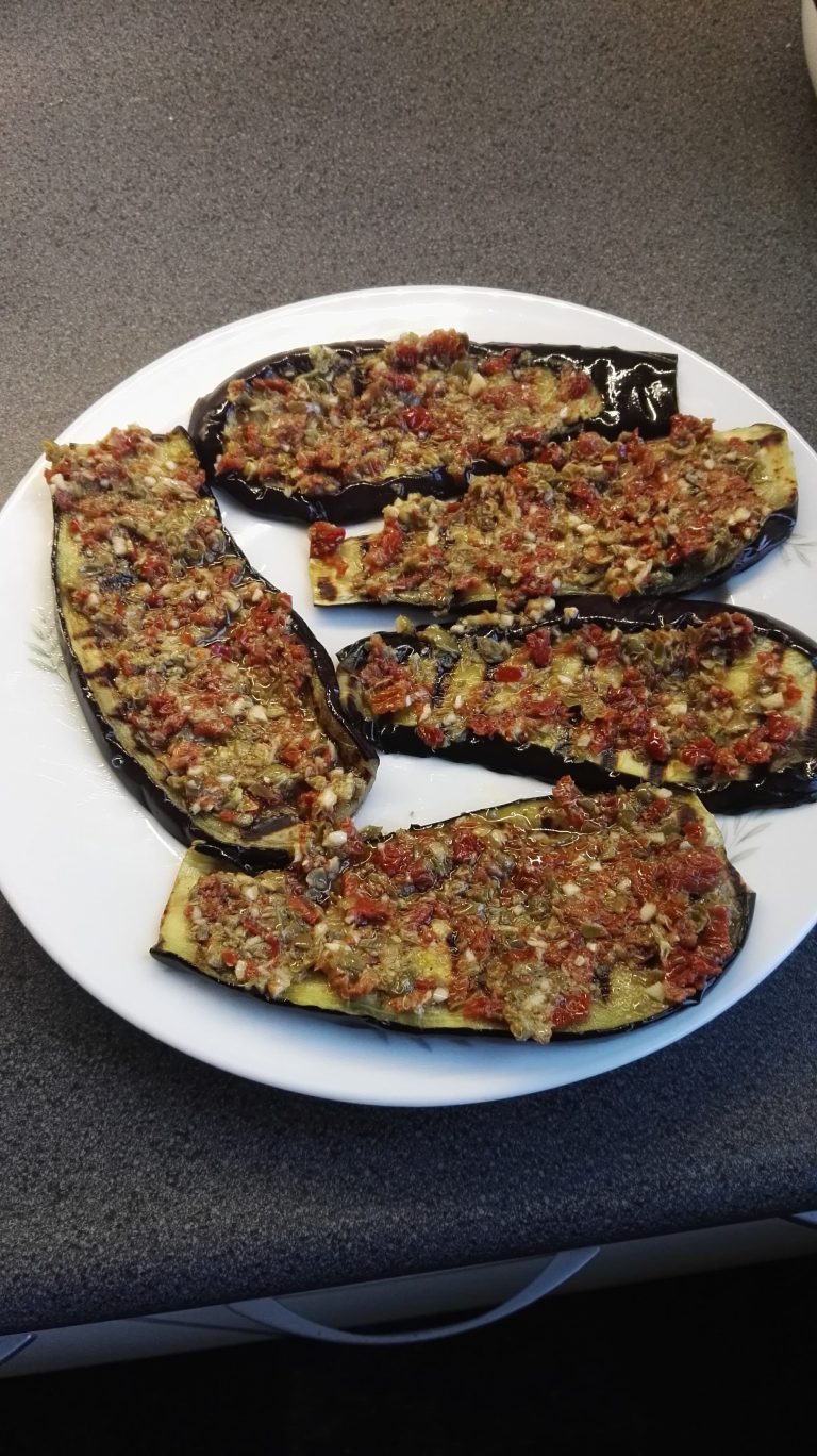 Lees meer over het artikel Gegrilde aubergines met kappertjes en oregano