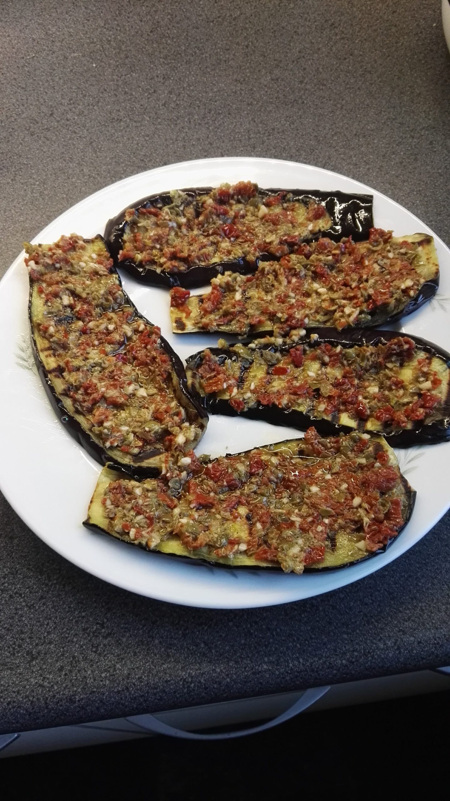 Je bekijkt nu Gegrilde aubergines met kappertjes en oregano